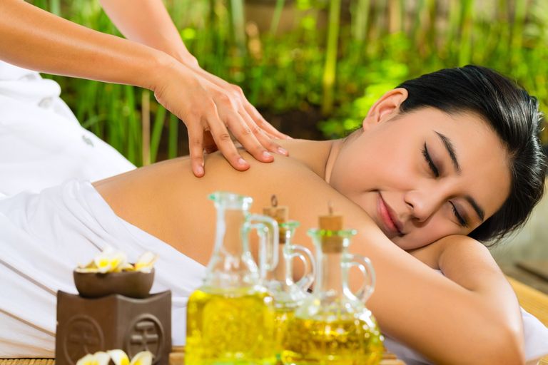 Aromaöl-Massage in ruhiger Umgebung